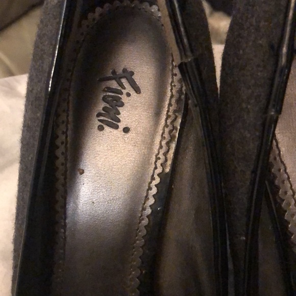 Dress shoes in a felted grey material with ruffled accent - Picture 2 of 5